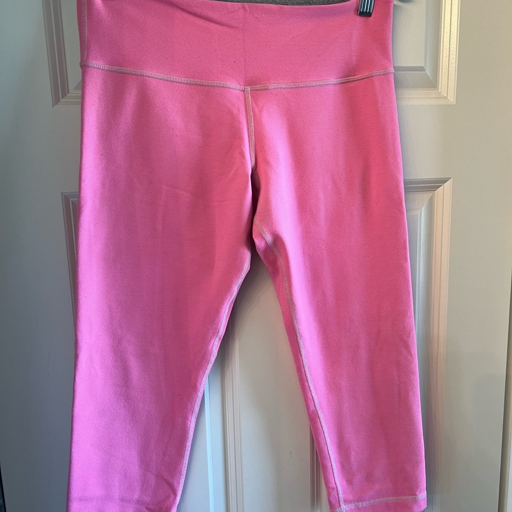 Lululemon cropped wunder under leggings.  Size 8